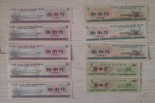 一位来自上海市浦东新区的崔老师，有一些藏品和很好的老物件，急需找到爱好的收藏家，有意者请联系我。目前藏友老师比较着急，只要您是真心诚意想要收藏，一切好商量。