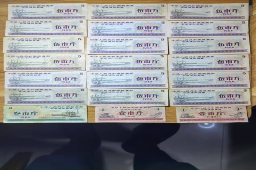 一位来自辽宁省朝阳市的李老师，有一些藏品和很好的老物件，急需找到爱好的收藏家，有意者请联系我。目前藏友老师比较着急，只要您是真心诚意想要收藏，一切好商量。