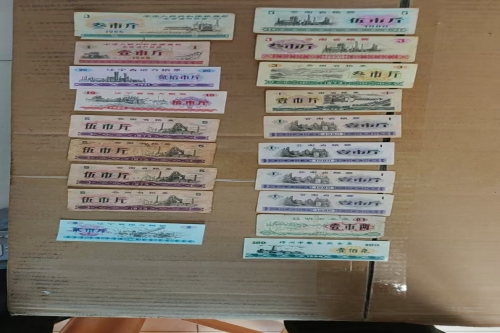 一位来自云南省玉溪市的李老师，有一些藏品和老物件，急需出手，有意者联系，价格好商量。