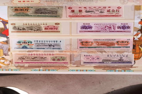 一位来自四川省成都市的刘老师，有一些藏品和很好的老物件，急需找到爱好的收藏家，有意者请联系我。目前藏友老师比较着急，只要您是真心诚意想要收藏，一切好商量。