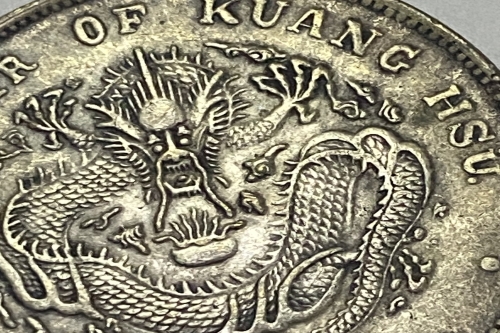 一位来住江苏省昆山市的刘老师，有一些藏品和老物件，急需出手，有意者联系，价格好商量。