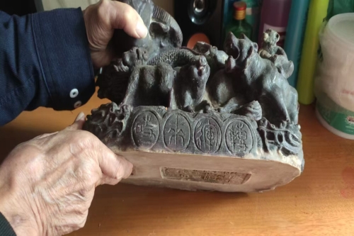 一位来自杭州市上城区的俞老师，有一些藏品和老物件，急需出手，有意者联系，价格好商量。