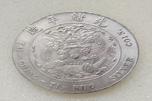 一位来住上海市浦东新区的张老师，有一些藏品和老物件，急需出手，有意者联系，价格好商量。