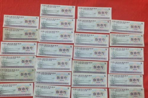 一位来自广东省惠州市的欧老师，有一些藏品和老物件，急需出手，有意者联系，价格好商量。