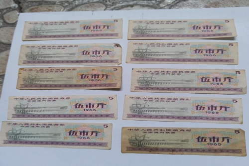 一位来自广东广州的刘老师，有一些藏品和老物件，急需出手，有意者联系，价格好商量。 