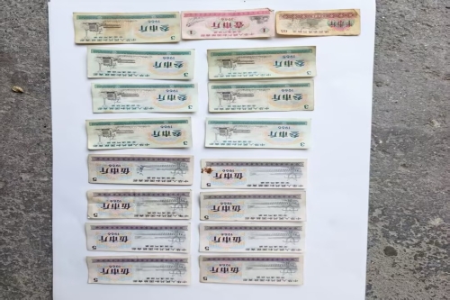 一位来自陕西省略阳县的李老师，有一些藏品和老物件，急需出手，有意者联系，价格好商量。