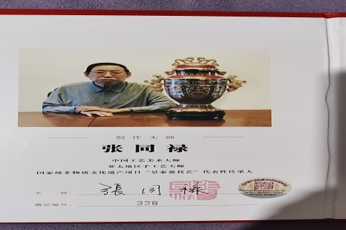 一位来自江苏省连云港市的苏老师，有一些藏品和老物件，急需出手，有意者联系，价格好商量。