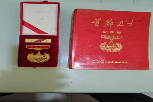 一位来自河北省张家口市的董老师，有一些藏品和很好的老物件，急需找到爱好的收藏家，有意者请联系我。目前藏友老师比较着急，只要您是真心诚意想要收藏，一切好商量。