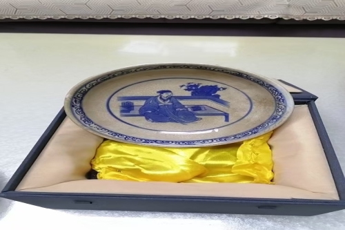 一位来住内蒙古包头市的刘老师，有一些藏品和老物件，急需出手，有意者联系，价格好商量。