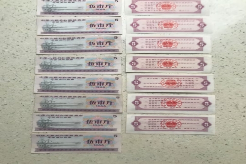 一位来自浙江省海盐县的吴老师，有一些藏品和很好的老物件，急需找到爱好的收藏家，有意者请联系我。目前藏友老师比较着急，只要您是真心诚意想要收藏，一切好商量。