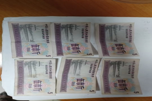 一位来住吉林省白山市的李老师，有一些藏品和老物件，急需出手，有意者联系，价格好商量。