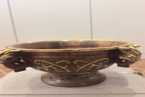 一位来自河南省郑州市的赵老师，有一些藏品和很好的老物件，急需找到爱好的收藏家，有意者请联系我。目前藏友老师比较着急，只要您是真心诚意想要收藏，一切好商量。