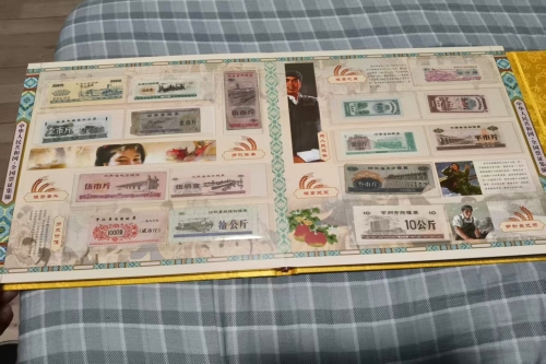 一位来自四川省成都市的程老师，有一些藏品和很好的老物件，急需找到爱好的收藏家，有意者请联系我。目前藏友老师比较着急，只要您是真心诚意想要收藏，一切好商量。