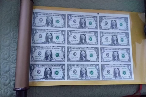 一位来自黑龙江省齐齐哈尔市的艾老师，有一些藏品和很好的老物件，急需找到爱好的收藏家，有意者请联系我。目前藏友老师比较着急，只要您是真心诚意想要收藏，一切好商量。