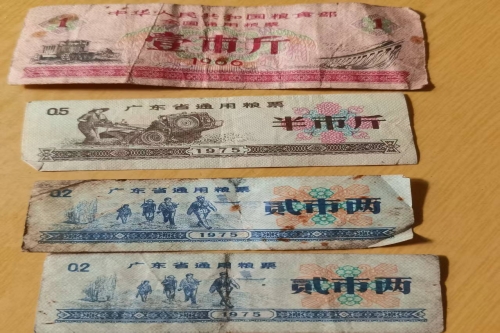 一位来自广东省湛江市的刘老师，有一些藏品和很好的老物件，急需找到爱好的收藏家，有意者请联系我。目前藏友老师比较着急，只要您是真心诚意想要收藏，一切好商量。