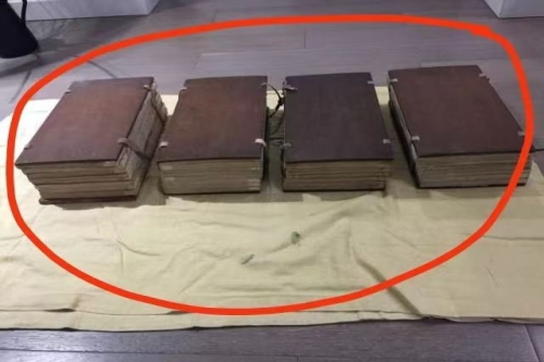 一位来自上海市崇明区的刘老师，有一些藏品和很好的老物件，急需找到爱好的收藏家，有意者请联系我。目前藏友老师比较着急，只要您是真心诚意想要收藏，一切好商量。