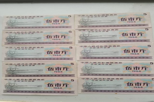 一位来自四川省眉山市的杨老师，有一些藏品和老物件，急需出手，有意者联系，价格好商量。