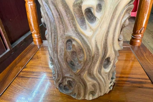 一位来自香港九龍的吴老师，有一些藏品和很好的老物件，急需找到爱好的收藏家，有意者请联系我。目前藏友老师比较着急，只要您是真心诚意想要收藏，一切好商量。