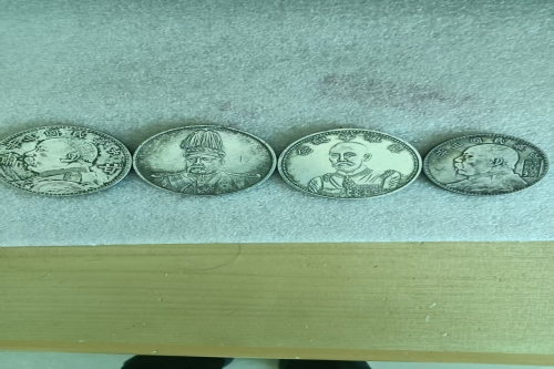 一位来自云南省红河州的李老师，有一些藏品和老物件，急需出手，有意者联系，价格好商量。