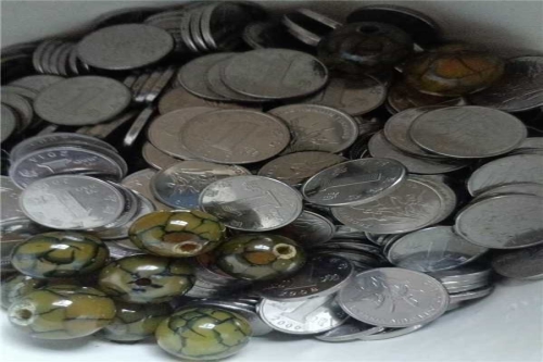 一位来自湖南省衡阳市的肖老师，有一些藏品和很好的老物件，急需找到爱好的收藏家，有意者请联系我。目前藏友老师比较着急，只要您是真心诚意想要收藏，一切好商量。