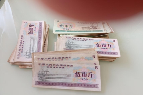 一位来自河北的乔老师，有一些藏品和老物件，急需出手，有意者联系，价格好商量。