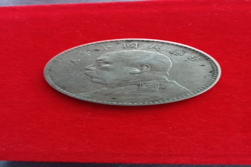 一位来自四川省绵阳市的王老师，有一些藏品和老物件，急需出手，有意者联系，价格好商量。