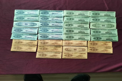 一位来自河北省邯郸市的王老师，有一些藏品和很好的老物件，急需找到爱好的收藏家，有意者请联系我。目前藏友老师比较着急，只要您是真心诚意想要收藏，一切好商量。