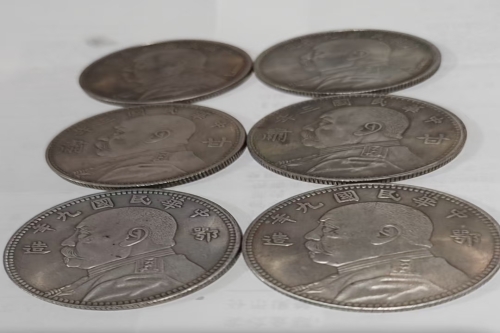 一位来自上海市扬浦区的薛老师，有一些藏品和很好的老物件，急需找到爱好的收藏家，有意者请联系我。目前藏友老师比较着急，只要您是真心诚意想要收藏，一切好商量。