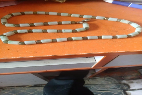 一位来自广西贵港的李老师，有一些藏品和很好的老物件，急需找到爱好的收藏家，有意者请联系我。目前藏友老师比较着急，只要您是真心诚意想要收藏，一切好商量。