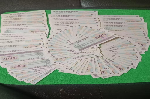 一位来辽宁省辽阳市的李老师，有一些藏品和很好的老物件，急需找到爱好的收藏家，有意者请联系我。目前藏友老师比较着急，只要您是真心诚意想要收藏，一切好商量。