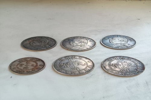 一位来自云南省楚雄州的罗老师，有一些藏品和很好的老物件，急需找到爱好的收藏家，有意者请联系我。目前藏友老师比较着急，只要您是真心诚意想要收藏，一切好商量。