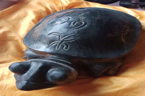 一位来自的江苏省盐城市的张老师，有一些藏品和很好的老物件，急需找到爱好的收藏家，有意者请联系我。目前藏友老师比较着急，只要您是真心诚意想要收藏，一切好商量。，