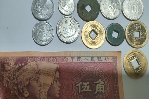 一位来自黑龙江的贾老师，有一些藏品和很好的老物件，急需找到爱好的收藏家，有意者请联系我。目前藏友老师比较着急，只要您是真心诚意想要收藏，一切好商量。