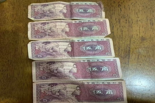 一位来自来自香港的蔡老师，有一些藏品和很好的老物件，急需找到爱好的收藏家，有意者请联系我。目前藏友老师比较着急，只要您是真心诚意想要收藏，一切好商量。