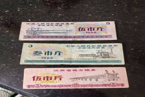 一位来自江苏省的张老师，有一些藏品和老物件，急需出手，有意者联系，价格好商量。 