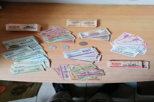 一位来住河北石家庄的王老师，有一些藏品和老物件，急需出手，有意者联系，价格好商量。