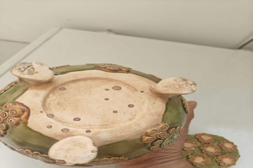 一位来自山东省潍坊市的鞠老师，有一些藏品和老物件，急需出手，有意者联系，价格好商量。