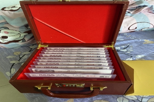 一位来自湖北省黄冈市的郭老师，有一些藏品和很好的老物件，急需找到爱好的收藏家，有意者请联系我。目前藏友老师比较着急，只要您是真心诚意想要收藏，一切好商量。