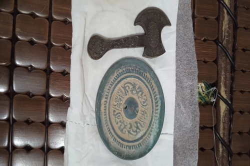 一位来自湖南省永州市的赵老师，有一些藏品和很好的老物件，急需找到爱好的收藏家，有意者请联系我。目前藏友老师比较着急，只要您是真心诚意想要收藏，一切好商量。