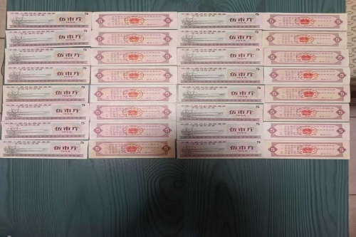 一位来自河北省石家庄市的柳老师，有一些藏品和很好的老物件，急需找到爱好的收藏家，有意者请联系我。目前藏友老师比较着急，只要您是真心诚意想要收藏，一切好商量。