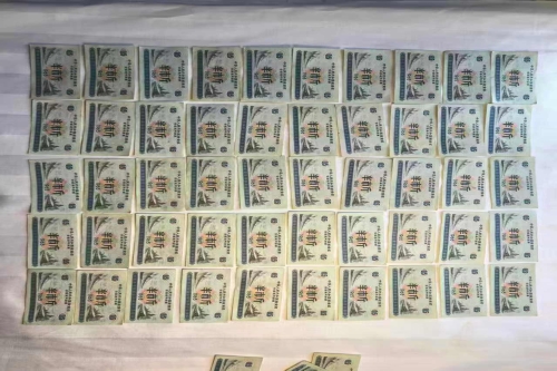 一位来自新疆克拉玛依市的傅老师，有一些藏品和很好的老物件，急需找到爱好的收藏家，有意者请联系我。目前藏友老师比较着急，只要您是真心诚意想要收藏，一切好商量。