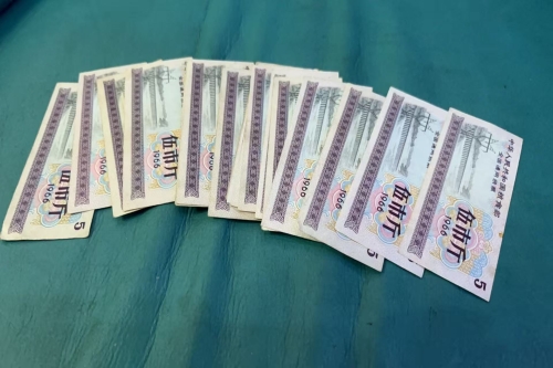 一位来自江苏省南通市的朱老师，有一些藏品和很好的老物件，急需找到爱好的收藏家，有意者请联系我。目前藏友老师比较着急，只要您是真心诚意想要收藏，一切好商量。