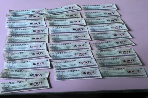 一位来自湖北省襄阳市的王老师，有一些藏品和很好的老物件，急需找到爱好的收藏家，有意者请联系我。目前藏友老师比较着急，只要您是真心诚意想要收藏，一切好商量。