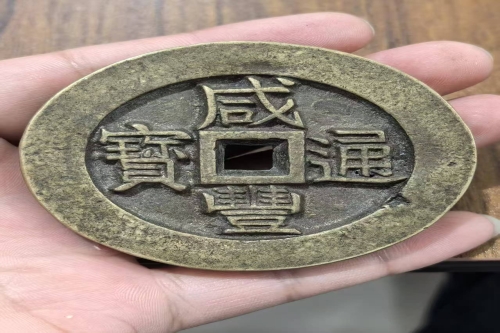 一位来重庆市渝北区的袁老师，有一些藏品和老物件，急需出手，有意者联系，价格好商量。