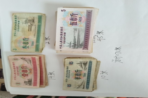 一位来自内蒙古自治区赤峰市的邢老师，有一些藏品和老物件，急需出手，有意者联系，价格好商量。