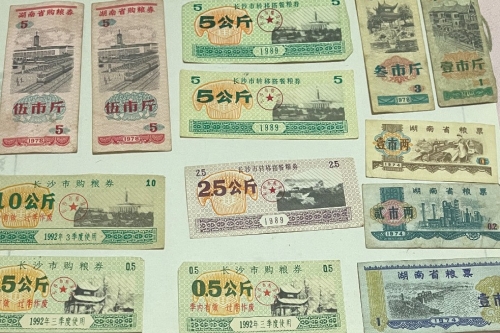 一位来住湖南省长沙市的肖老师，有一些藏品和老物件，急需出手，有意者联系，价格好商量。。