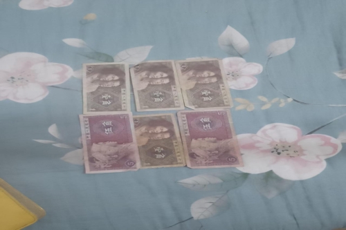 一位来自广西省的董老师，有一些藏品和很好的老物件，急需找到爱好的收藏家，有意者请联系我。目前藏友老师比较着急，只要您是真心诚意想要收藏，一切好商量。