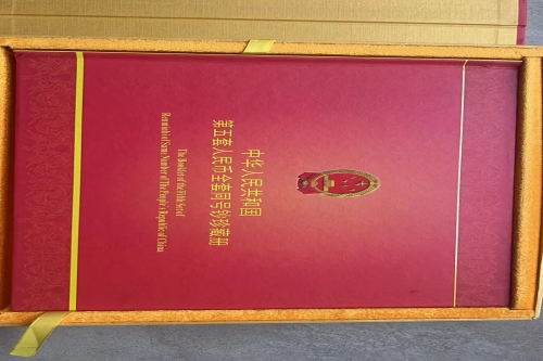 一位来自广州市白云区的李老师，有一些藏品和老物件，急需出手，有意者联系，价格好商量。