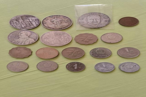 一位来自黑龙江省鸡西市的周老师，有一些藏品和很好的老物件，急需找到爱好的收藏家，有意者请联系我。目前藏友老师比较着急，只要您是真心诚意想要收藏，一切好商量。