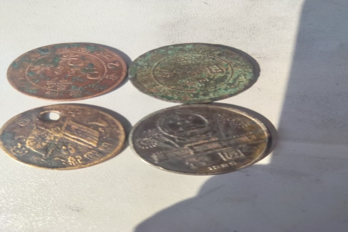 一位来自云南文山巿的阮老师，有一些藏品和很好的老物件，急需找到爱好的收藏家，有意者请联系我。目前藏友老师比较着急，只要您是真心诚意想要收藏，一切好商量。